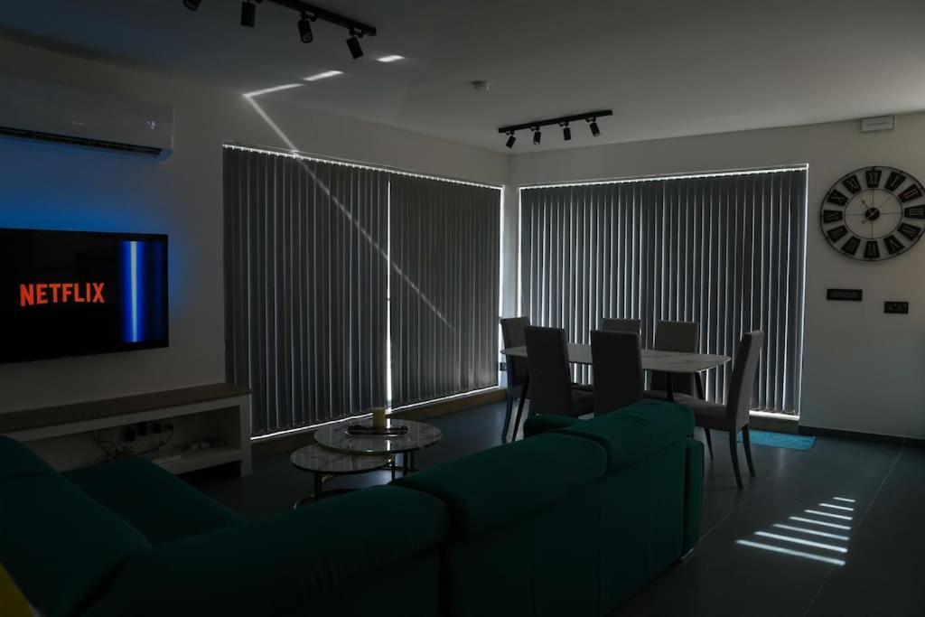 Апартаменти Lux Sea&Country Views With Pool Мелліха Екстер'єр фото